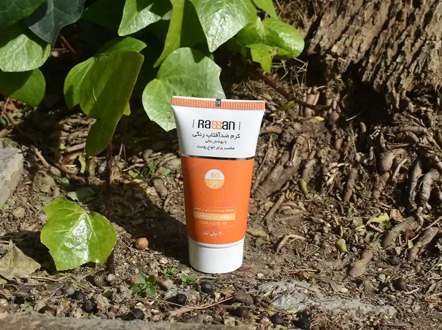 نقد و بررسی کرم ضد آفتاب رنگی بژ روشن انواع پوست راسن SPF50 حجم 50 میلی لیتر