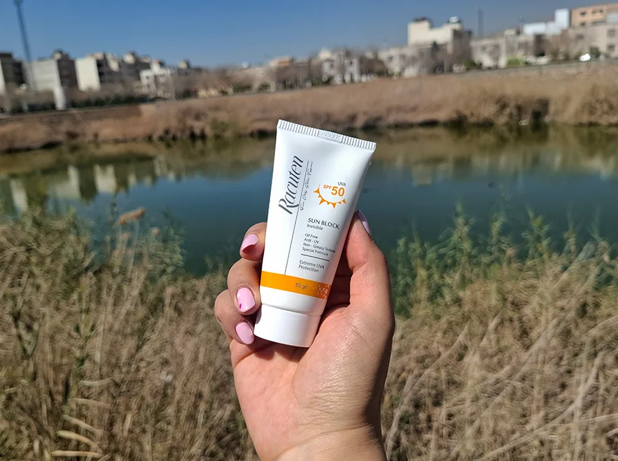 بررسی ترکیبات کرم ضد آفتاب بی رنگ پوست های مختلط و چرب راکوتن SPF50 حجم 50 میلی لیتر
