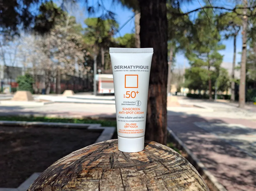 نقد و بررسی کرم ضد آفتاب ضد لک بی رنگ درماتیپیک SPF50 حجم 40 میلی لیتر