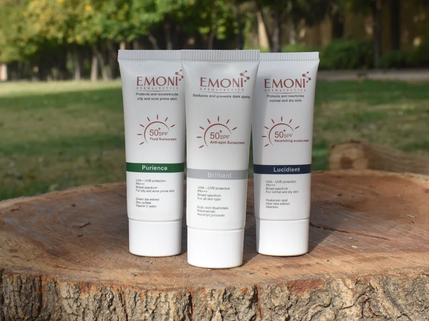بررسی ترکیبات کرم ضد آفتاب بی رنگ پوست های خشک و معمولی امونی SPF50 حجم 50 میلی لیتر