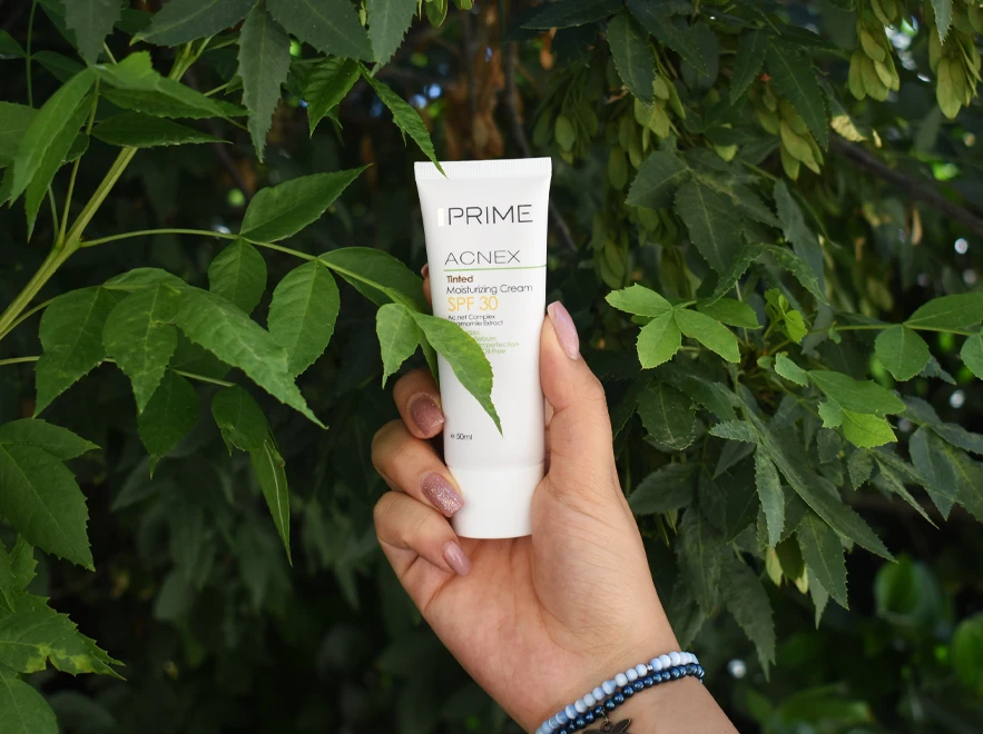 نقد و بررسی کرم مرطوب کننده رنگی پوست های چرب پرایم SPF30 حجم 50 میلی لیتر