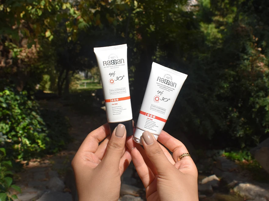 نقد و بررسی کرم ضد آفتاب رنگی طبیعی پوست های چرب و جوشدار راسن SPF30 حجم 40 میلی لیتر