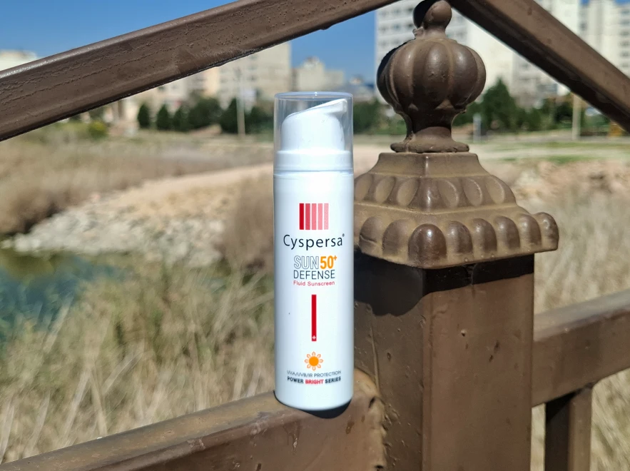 نقد و مقایسه فلویید ضد آفتاب ضد لک بی رنگ سیسپرسا SPF50 حجم 50 میلی لیتر