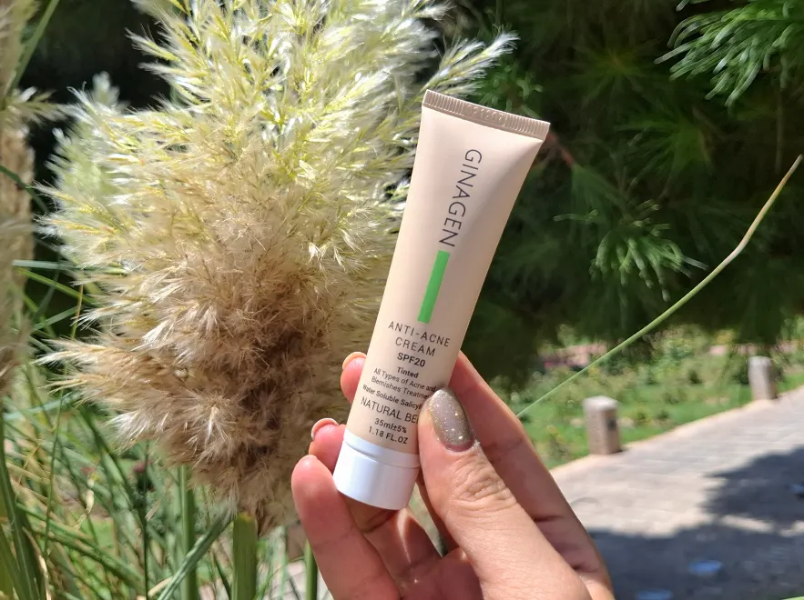نقد و بررسی کرم ضد جوش رنگی بژ طبیعی ژیناژن SPF20 حجم 35 میلی لیتر