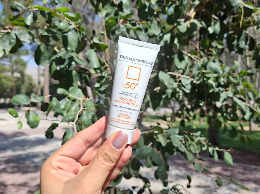 نقد و بررسی کرم ضد آفتاب بی رنگ پوست های چرب و جوشدار درماتیپیک SPF50 حجم 40 میلی لیتر