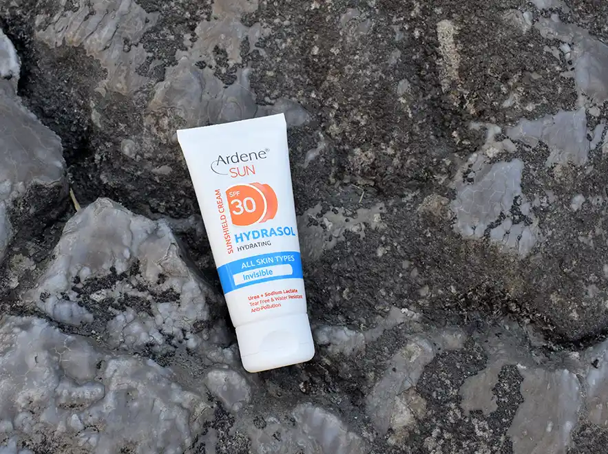 نقد و بررسی کرم ضد آفتاب انواع پوست بی رنگ هیدراسول آردن سان SPF30 حجم 50 میلی لیتر