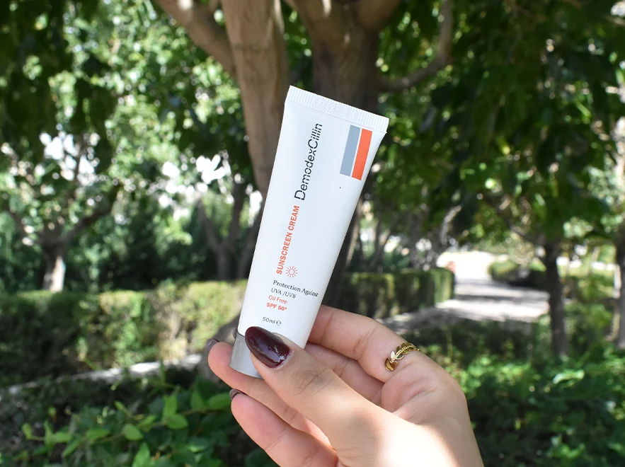 نقد و بررسی کرم ضد آفتاب بی رنگ فاقد چربی دمودکسیلین SPF50 حجم 50 میلی لیتر