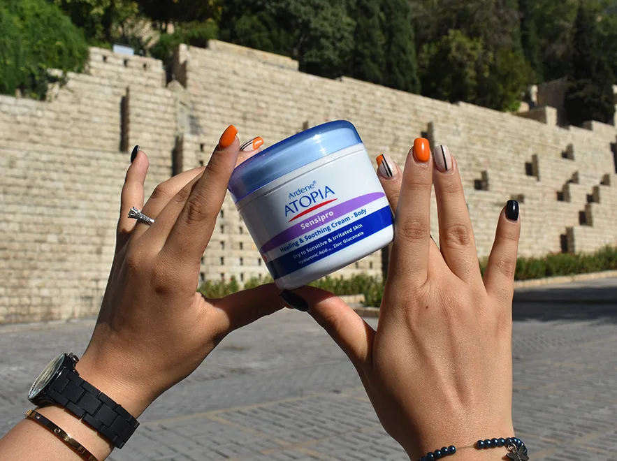 نقد و بررسی کرم مرطوب کننده و التیام بخش بدن پوست های خشک و حساس سنسی پرو آردن آتوپیا وزن 150 گرم