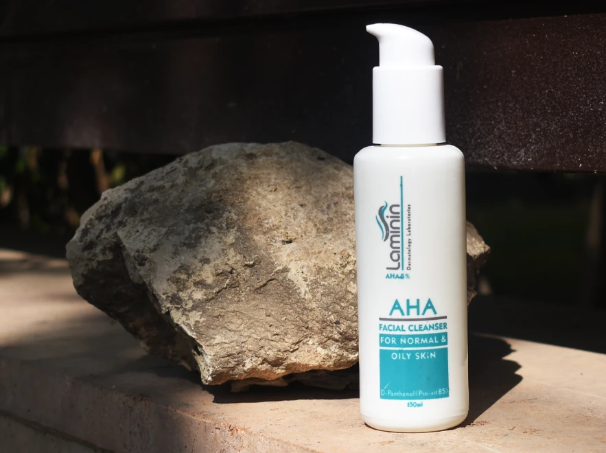 نقد و بررسی ژل شستشوی صورت پوست های معمولی تا چرب AHA 5 درصد لامینین حجم 150 میلی لیتر