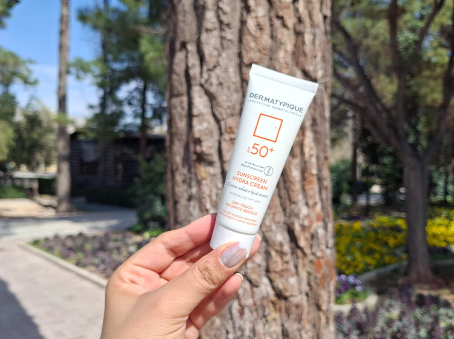 بررسی کرم ضد آفتاب بی رنگ پوست های خشک و معمولی درماتیپیک SPF50 حجم 50 میلی لیتر